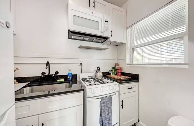 Charming studio with WiFi and AC in Austin