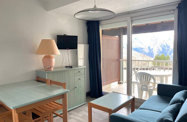 Charming T2 with Free Shuttle, Ski Locker and Spassio Access