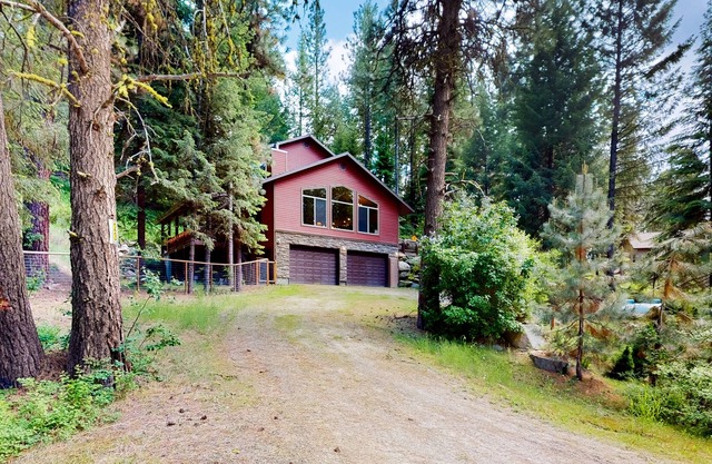Charming three-story cabin with a private hot tub, deck, & washer/dryer
