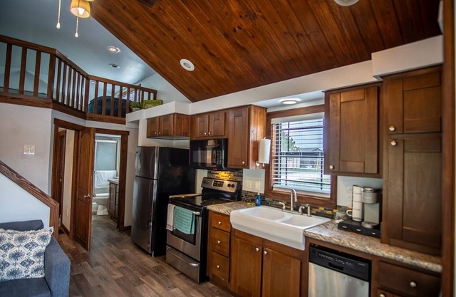 Charming Tiny House Near Lake & Springs