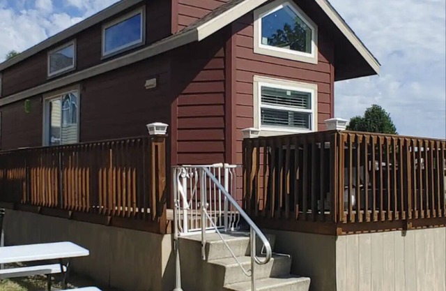 Charming tinyhouse at Grand Lake with access to RV resort amenities.
