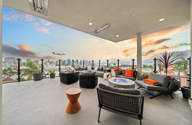 Charming Top Floor Gem City Ocean Views in fabulous Bankers Hill, San Diego