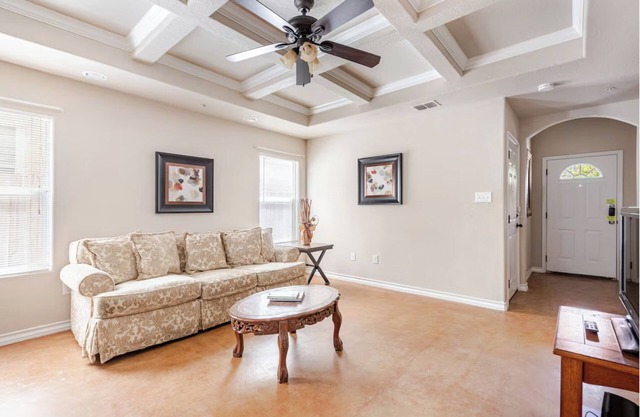 Charming townhome in superb San Antonio with AC
