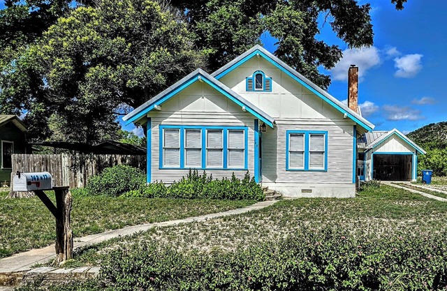 Charming, unique 3-bedroom house in Junction with AC, WiFi, Pet Friendly