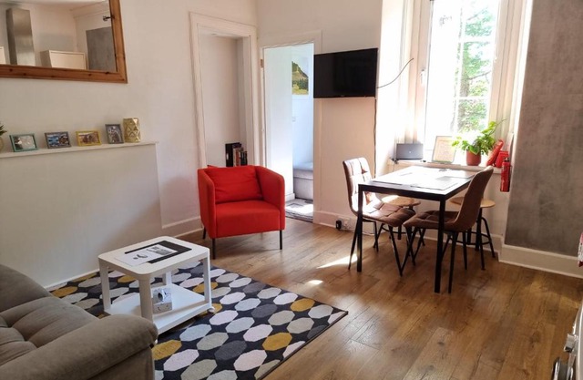 CHARMING VICTORIAN APARTMENT, close to centre