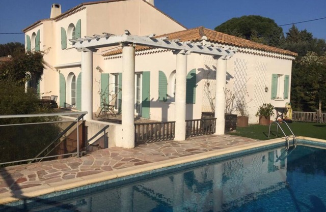 Charming villa, 5 bedrooms, sea view and pool