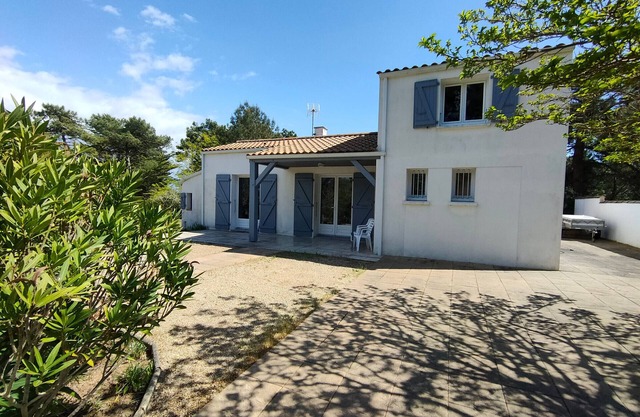"Charming Villa in Quiet, Wooded Area Near Beach"