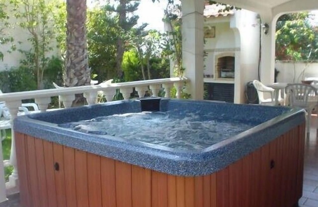 Charming Villa With Air conditioning, Private Jacuzzi, Near The Beach.