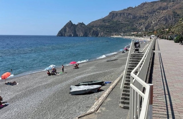 Charming Waterfront Apartment near Toarmina in pleasant Sant'Alessio Siculo