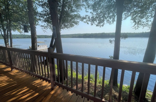 Charming Waterfront 3-bedroom Cabin with WiFi, AC in Tranquil Maine