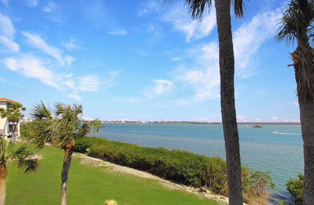 Charming waterfront island condo - minutes to Englewood Beach - Mystic Sea