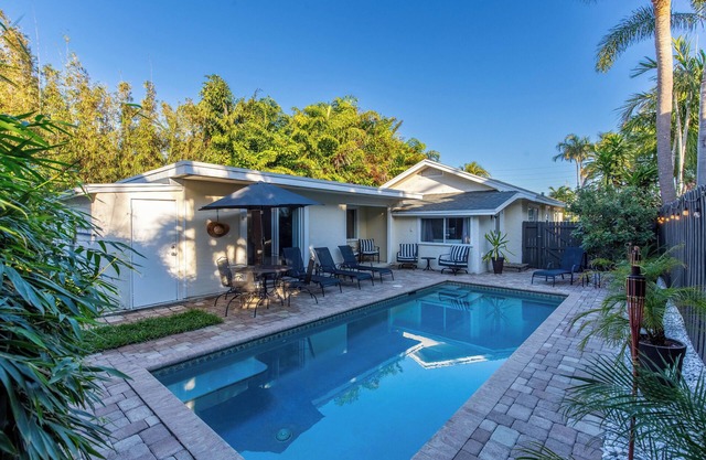 Charming West Palm Beach Bungalow With Pool