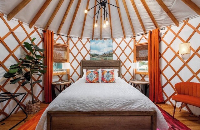 Charming Yurt in Woodway- Rustic Luxe Unit #1, with AC & Heating