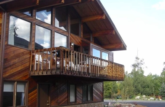 Chateau in Ski and Summer Playground, 5 Bdrms + Loft, Hot Tub, 4 HDTVs, 8 Bikes