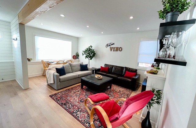 Chateau Vino - newly renovated home in the heart of NOTL wine country!