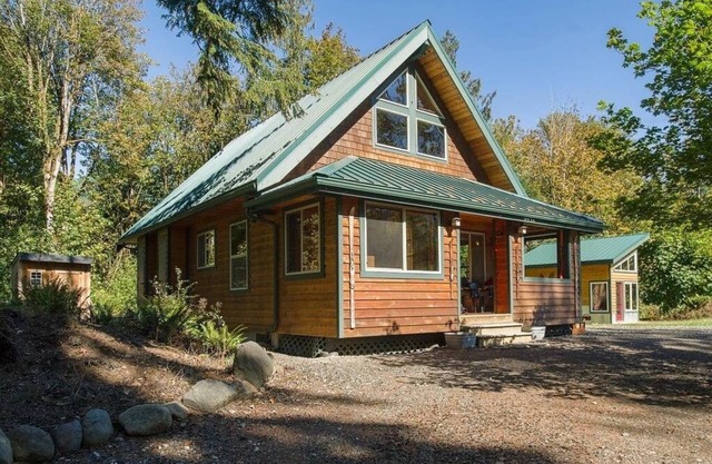 *CHECK OUT THIS AWESOME SECLUDED CABIN + SLEEPER~EASY WALK TO TOWN OF GLACIER