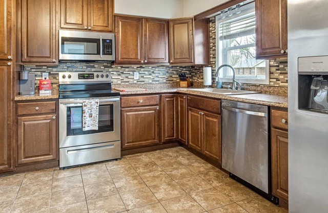 Cheerful 2 Bedroom Home with plenty of room!!