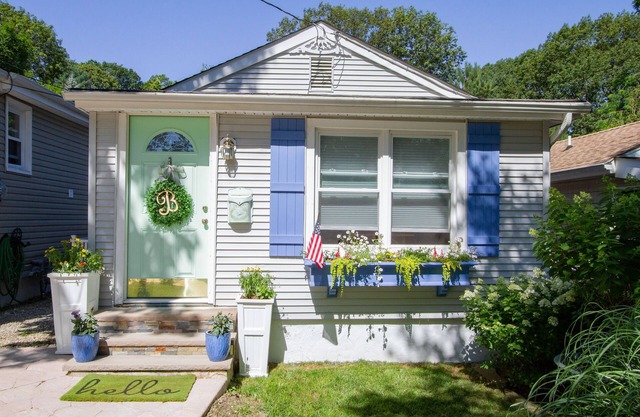 Cheerful 2-bedroom shore cottage with free parking
