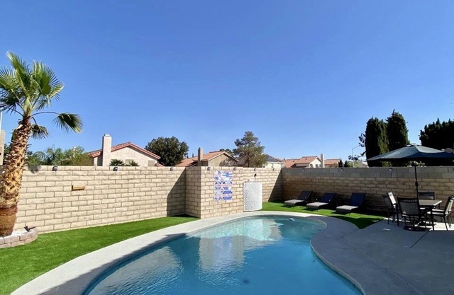 Cheerful 3-Bedroom home w/Pool(minutes to the Strip)