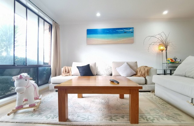 Cheerful 4-bedroom home with natural backyard