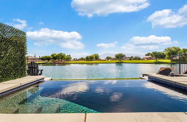 Cheerful 4-bedroom vacation home with POOL