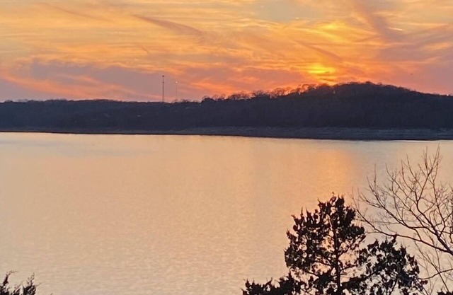 Cheerful Carefree Cottage with Stunning Lake Views