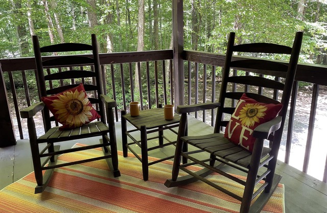 Cheerful & Cozy 2BD/2BA Cabin. Amazing rates for your visit!