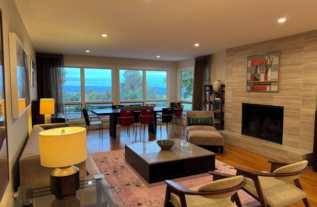 Cheerful Home with Stunning Views and Indoor Fireplace