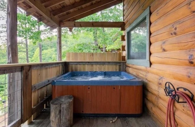 Chelle's Sanctuary (2-Bedroom Cabin) with Mountain view - Pets Allowed by RedAwning