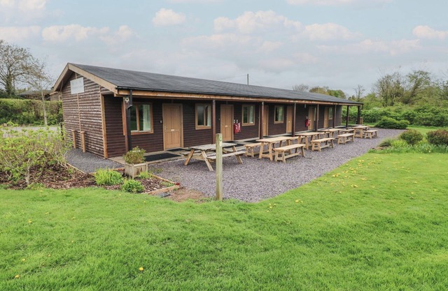 CHERRY, romantic, country holiday cottage, with a garden in Cowbridge