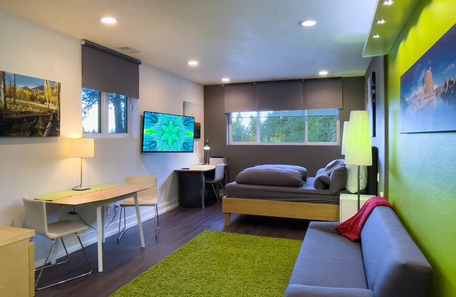 CherryHill Downtown - Techie Modern STUDIO Super Clean! A/C & EV L2
