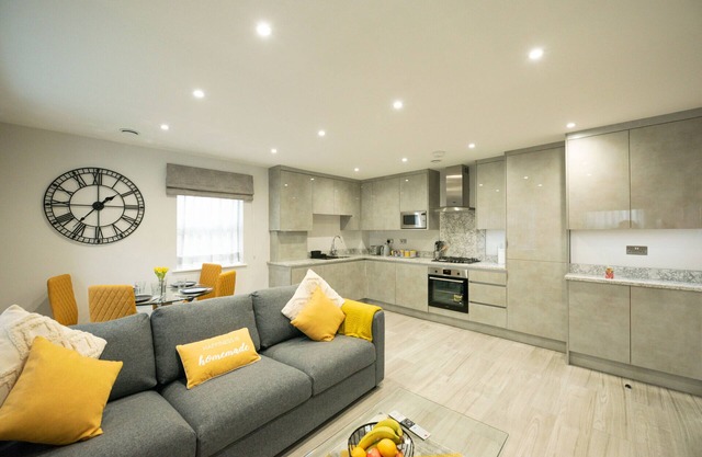 Chester House - Premium 2-Bed, 2-Bath w Parking GF