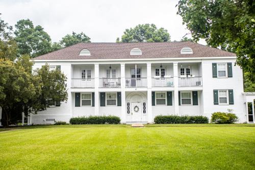 Chic 1 Bed Condo with Pool, Hot Tub, and Parking Near Downtown Mobile