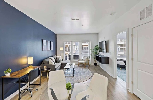 Chic 1BR Retreat | Pool, Gym, W/D | 5 Min to DT