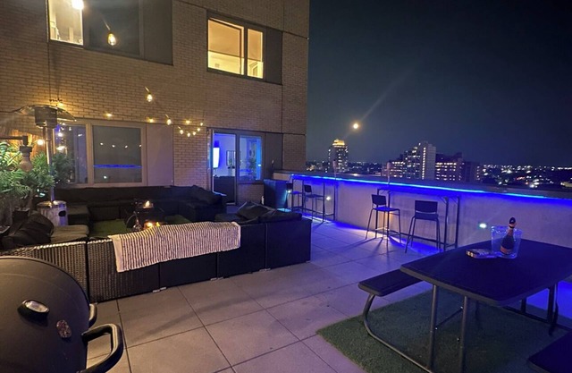 Chic 2-bd 2-bth apartment with huge private balcony