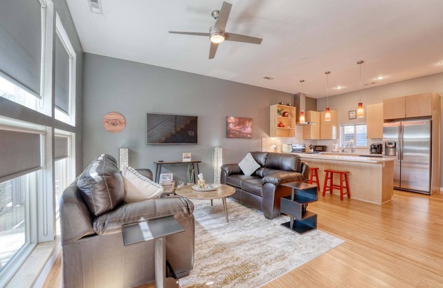 Chic 2‑BR Condo Walk to Razorback Stadium & Downtown