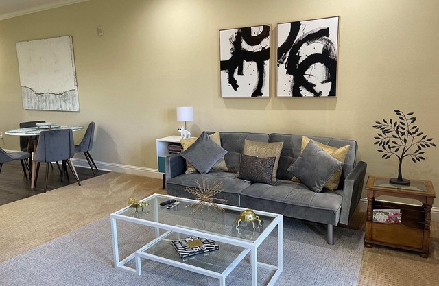 Chic 2BR W/balcony, GREAT location 2FREEParking