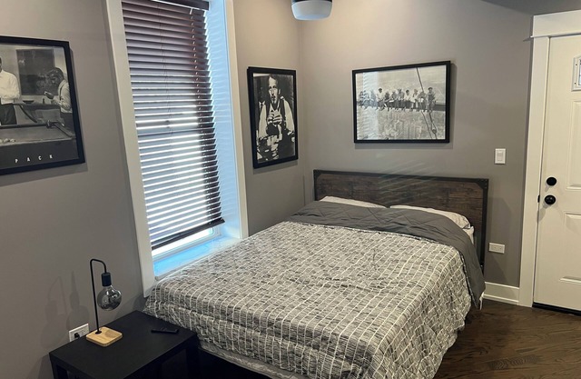 Chic 3-bedroom apartment with WiFi and AC in delightful Chicago