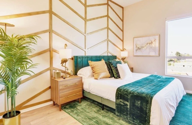 Chic Brand-New Penthouse overlooking North Park