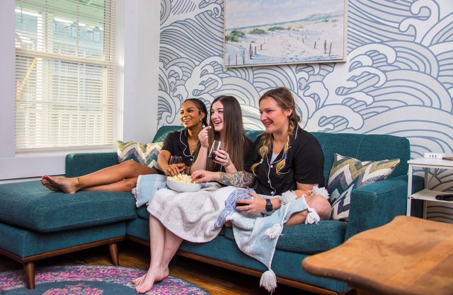 Chic & Central/Less than a 10-minute drive to Pensacola Beach!