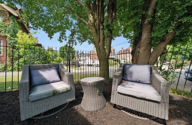 Chic City Retreat 93E – Cozy Studio for 2 in Highly Walkable Area w/Tons to Do!