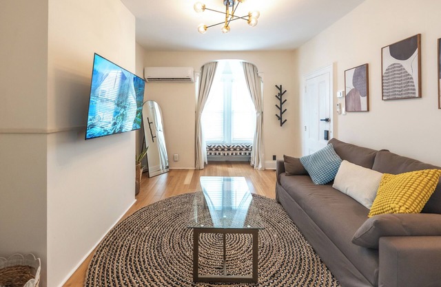 Chic & Comfortable 1 bed apt with Parking. Walking distance JSQ path. Sleeps 4.