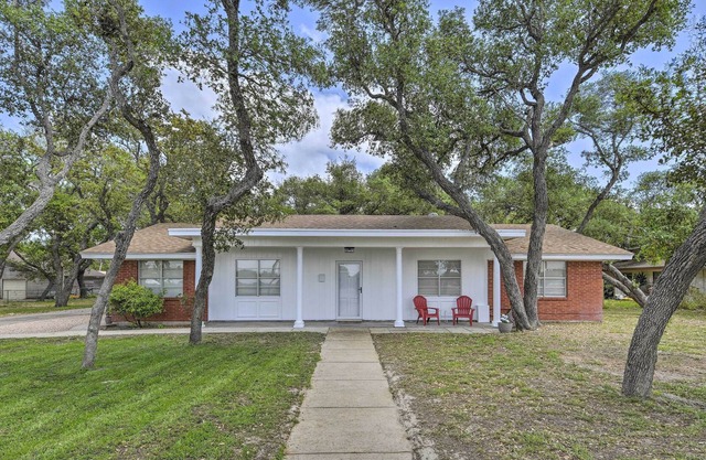Chic Condo w/ Screened Patio ~ 13 Mi to Beach