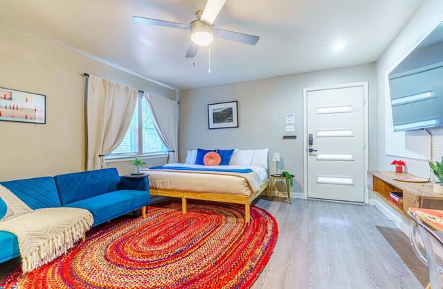 Chic Deluxe Studio | Pet Friendly | 10 min to DT