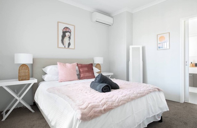 Chic Exec 2bdr 2bath -River,FREO,Parking,AC
