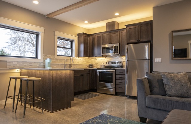 Chic Flat -Easy Transit to Stadiums+Downtwn & renovated shared backyard oasis!