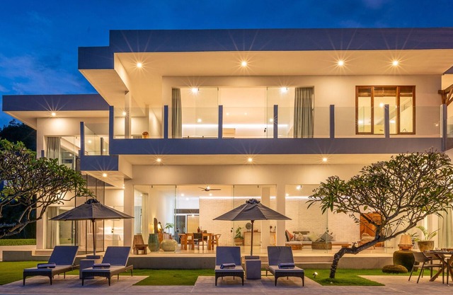 Chic Hilltop Getaway with Breathtaking Ocean Views - East Bali