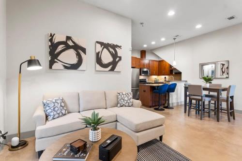 Chic & Homey 3-BR Close to Downtown Heart of 704