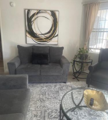 Chic Las Vegas Condo Getaway mins to the Strip FREE WiFi , Pool, Gym, 24HR Security