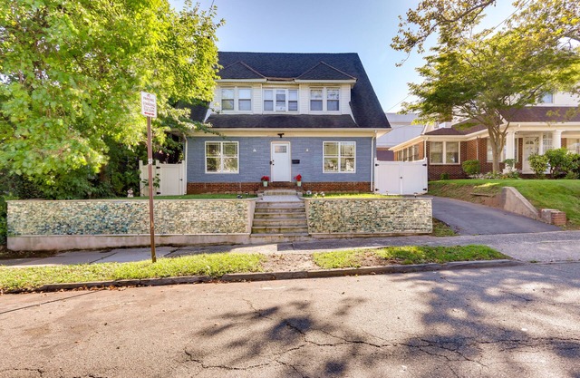 Chic Newark Vacation Rental: 3 Mi to Airport!